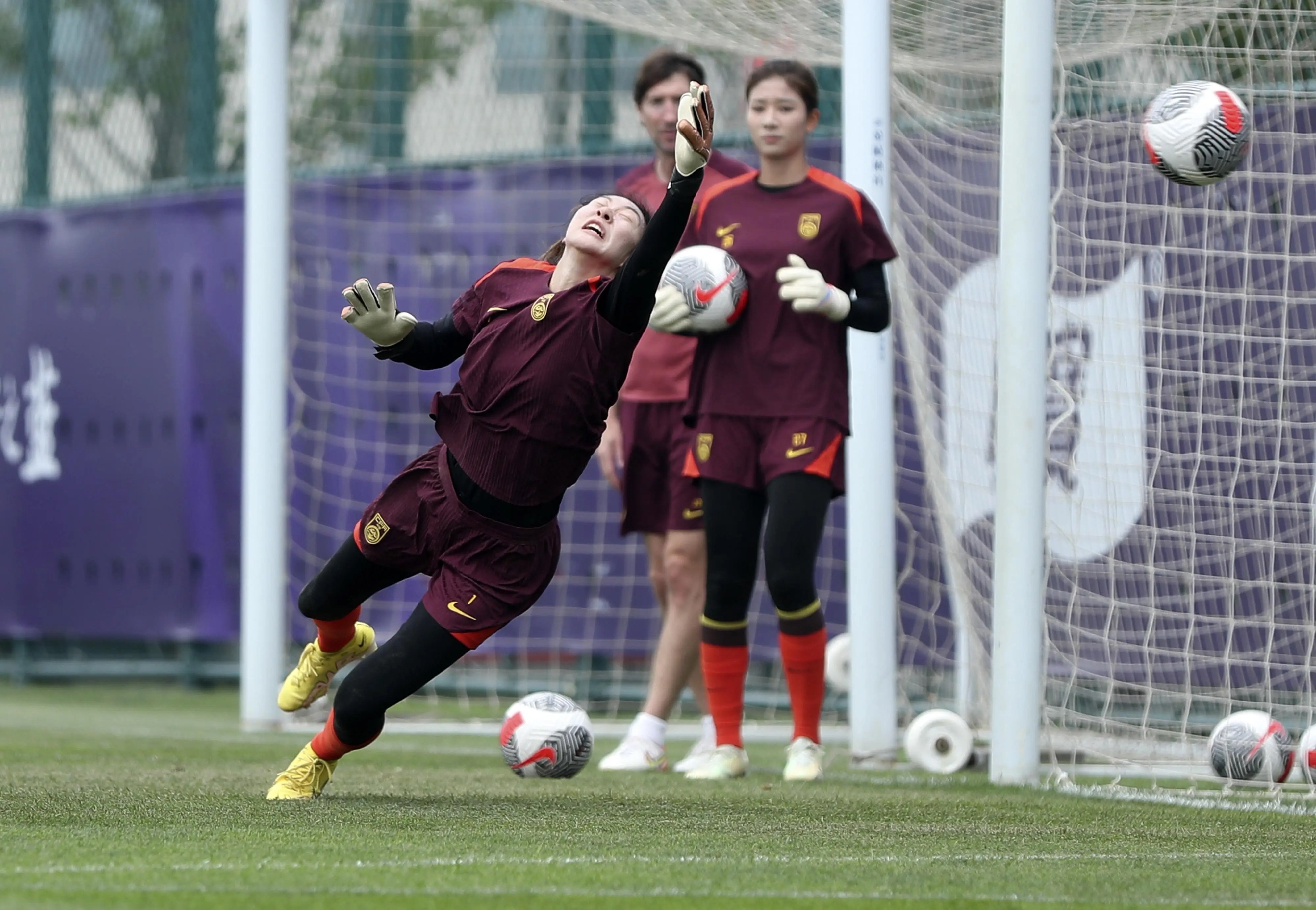 著名教练:女足战队准备迎战对手的简单介绍 著名教练:女足战队准备迎战对手的简单介绍