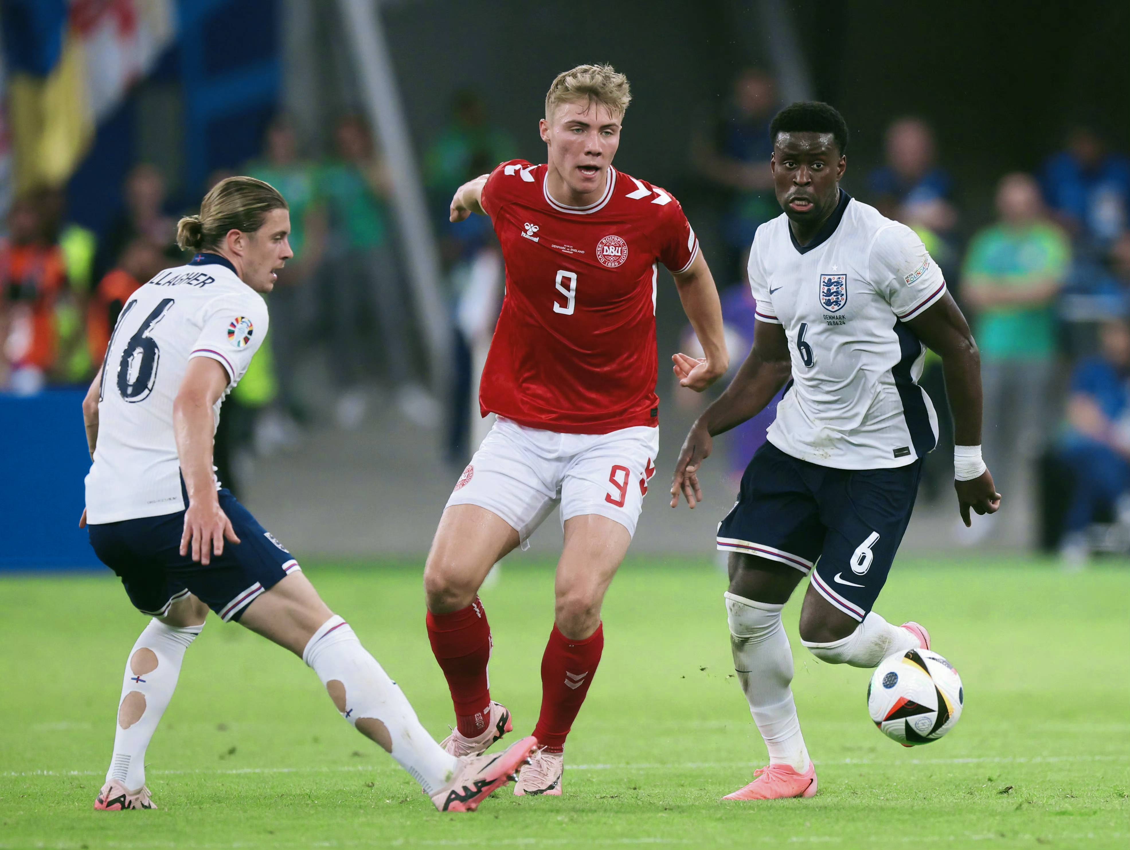 英格兰球队在最新比赛中稳稳取胜 英格兰球队在最新比赛中稳稳取胜